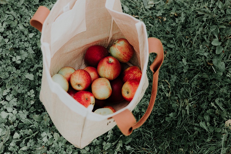Apples in a reusable tote bag