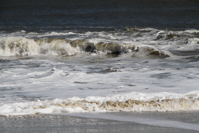 Peaking sunshine on the waves 