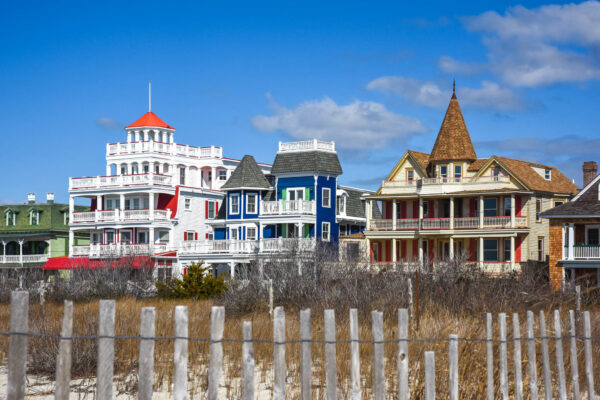 walking fromt the beach looking at the homes along Beach Ave.