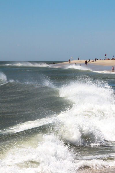 Ocean waves splashing