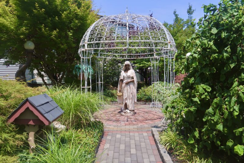 Statue of a woman in a Cape May garden